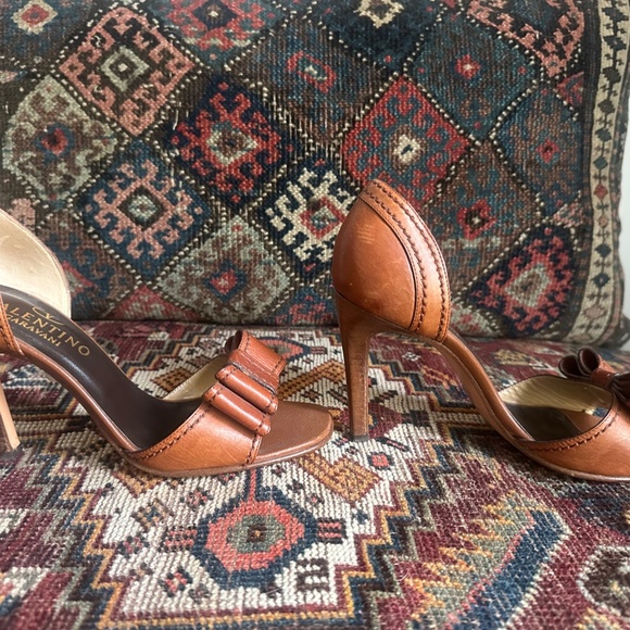 Vintage Valentino Garavani D'Orsay Peep Toe Leather Heels (Sz. 35.5, Cognac) - Picture 4 of 7